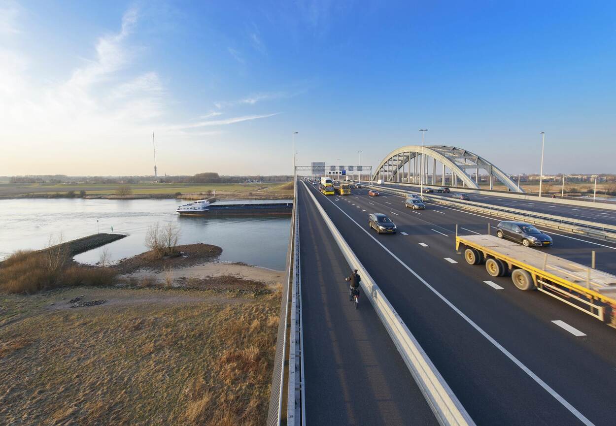 Brug met snelweg over het water