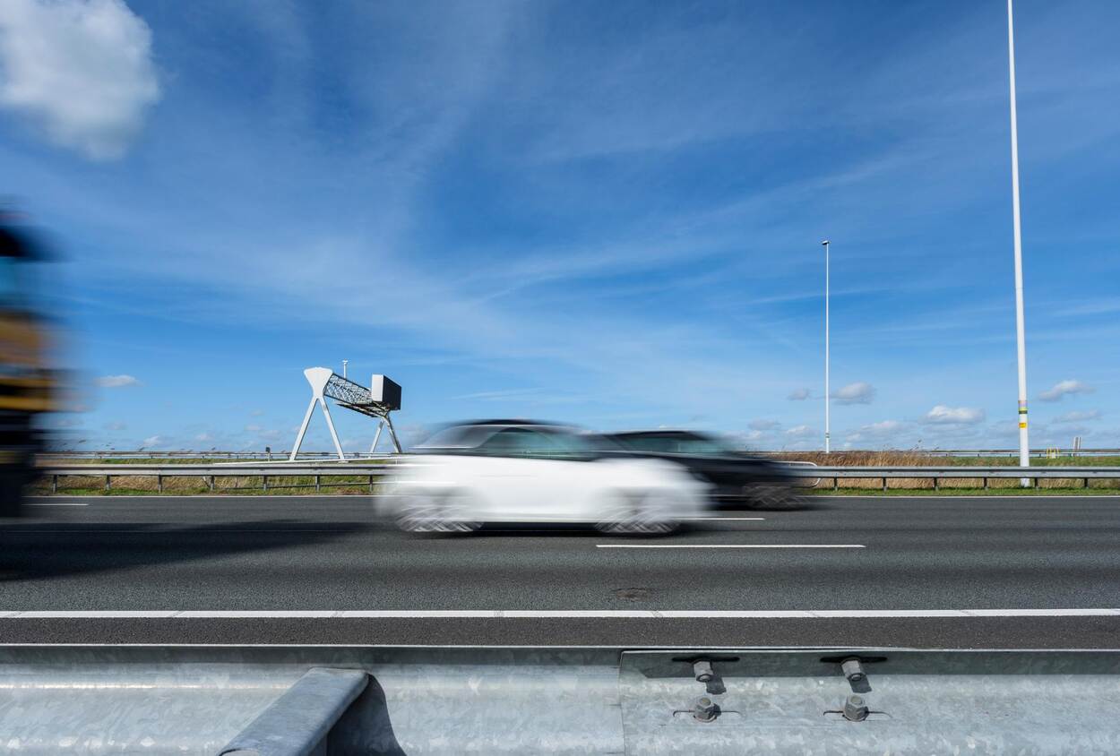 Voorbij flitsende autos