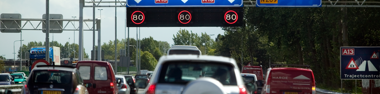 Een auto op de snelweg bij Rotterdam