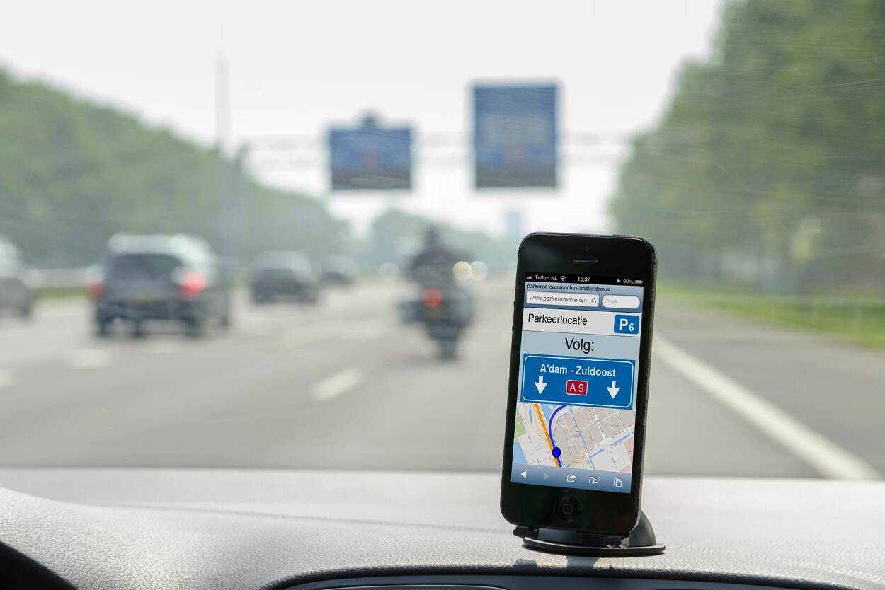 auto met  focus op mobiele route applicatie