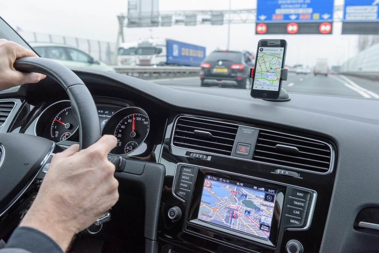 Sturende handen met in-car navigatie